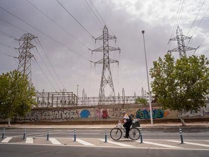 Vista de un tendido eléctrico, a finales de agosto en Sevilla.