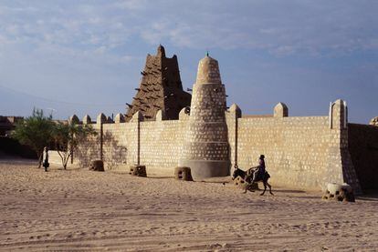 La mezquita de Tombuctú, en Malí, fue construida en el siglo XV y fue utilizada como universidad. Un siglo después de construcción llegó a ser una de las mayores escuelas de aprendizaje de árabe en el mundo islámico. En junio de 2012, un movimiento local vinculado a Al Qaeda, demolieron varios mausoleos de la ciudad, incluida su mezquita.