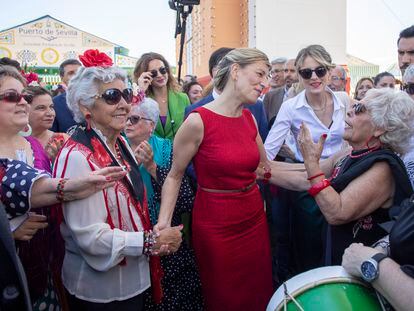 La vicepresidenta segunda del Gobierno y ministra de Trabajo y Economía Social, Yolanda Díaz, junto al ministro de Consumo, Alberto Garzón, este jueves en la Feria de Sevilla.