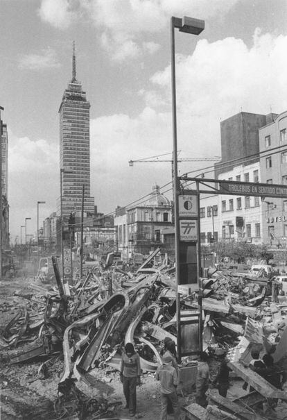 La Torre Latino vista desde el cruce de Victoria y San Juan de Letrán, ahora Eje Central. Terremoto de 1985. Ciudad de México.