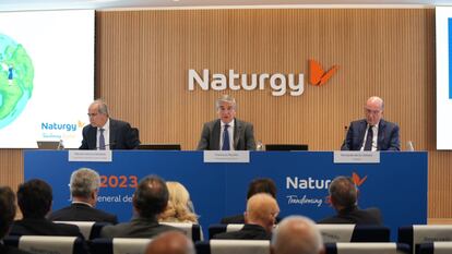 El presidente de Naturgy, Francisco Reynes (centro), hoy en la junta general.