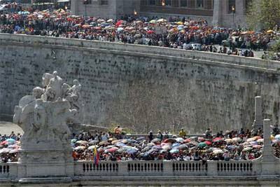 La multitud esperaba ayer en el puente Vittorio Emmanuele II, en dirección a la plaza de San Pedro, para visitar la capilla ardiente de Juan Pablo II.