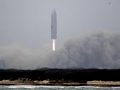 La 'Starship SN15 ', en el momento de su aterrizaje este jueves en Texas.