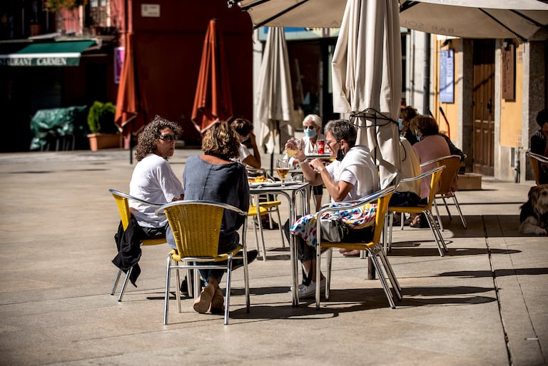 Vecinos de Puigcerdà en la terraza de una bar, este miércoles
