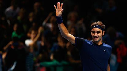 Federer saluda a la grada del O2.