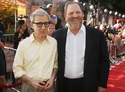 Woody Allen y Harvey Weinstein, durante la promoción de la película 'Vicky Cristina Barcelona' en Los Ángeles, en agosto de 2008.