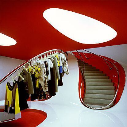 El estudio Sybarite creó un interior futurista para la tienda Marni.