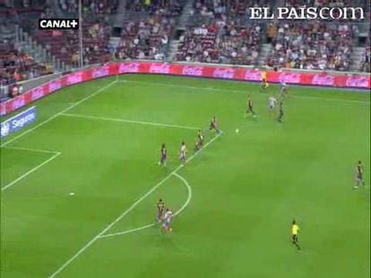 Un remate de David Villa resuelve un mal partido del Barcelona ante un juguetón Sporting. <strong><a href="http://www.elpais.com/buscar/liga-bbva/videos">Vídeos de la Liga BBVA</a></strong>