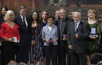 El presidente Ximo Puig, con los premiados por la Generalitat este 9 d'Octubre.