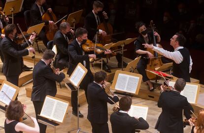 Un gesto característico del director Teodor Currentzis durante la interpretación de la Sinfonía núm. 40 de Mozart.