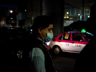 Luis Ángel González espera formado en la fila para abordar el autobús en la estación de Tezonco.