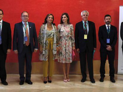 La Reina, junto a la secretaria de Estado Carmen Vela y el presidente de la AECC, Ignacio Mu&ntilde;oz Pidal.