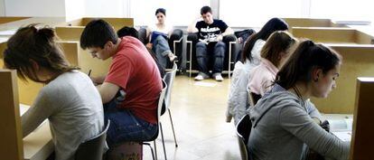 Estudiantes en la biblioteca p&uacute;blica Manuel Alvar, en 2008. 