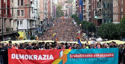 Miles de personas desfilan por Bilbao en apoyo del derecho a decidir de los catalanes.