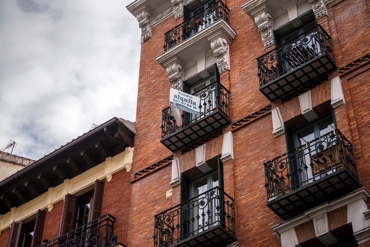 La oferta de pisos en alquiler se ha disparado. En la imagen, anuncio en el barrio de La Latina (Madrid).