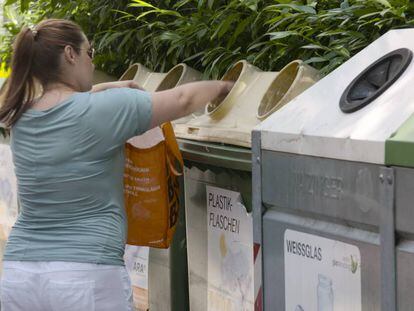 Una mujer recicla en el centro de Viena.