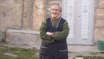 Macaria Sevilla, de 77 años, delante de su casa de Campisábalos, en Guadalajara.