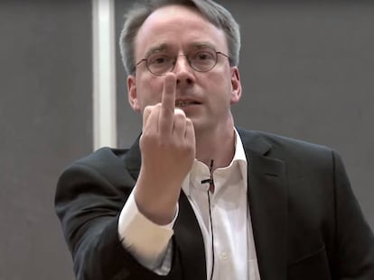 Linus Torvalds, creador del sistema operativo Linux, saluda a la c&aacute;mara.