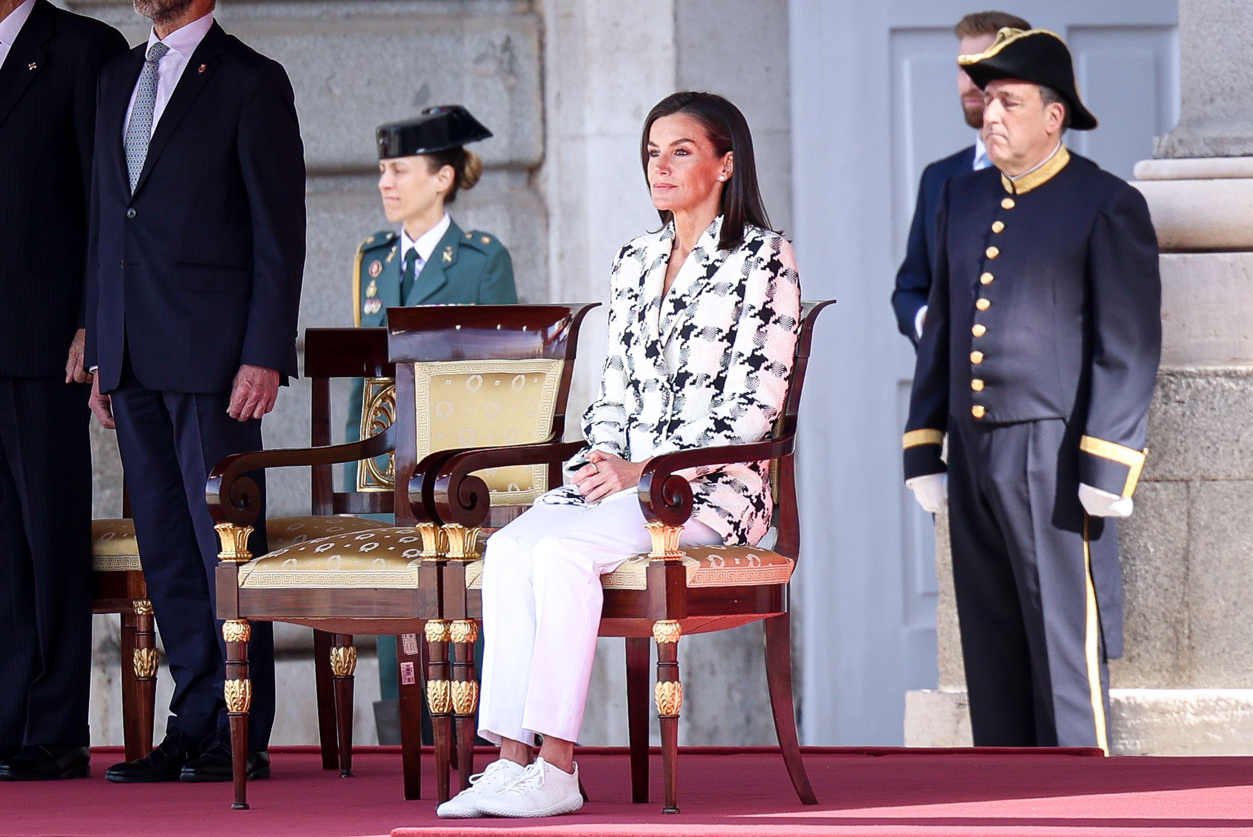 La reina Letizia critica la creciente popularidad del calzado descalzo y minimalista, explicando qué es y por qué ha provocado controversia.