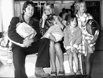 Paul y Linda McCartney con sus hijas: Stella, Mary, y Heather (1974).