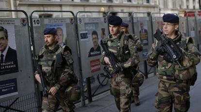Soldados franceses por las calles de Par&iacute;s.