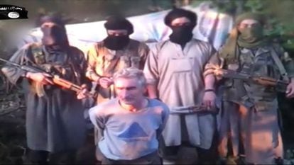 Fotograma del v&iacute;deo en el que los yihadistas decapitan supuestamente al reh&eacute;n franc&eacute;s.
