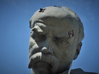 Disparos sobre el busto del poeta ucranio Taras Shenvenko, en Borodianka.