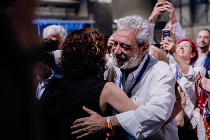 La presidenta de Madrid Isabel Díaz Ayuso (i), abraza al director del Gabinete de la Presidencia de la Comunidad de Madrid, Miguel Ángel Rodríguez.
