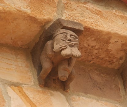 Canecillo de la colegiata de San Martín de Elines (Cantabria).