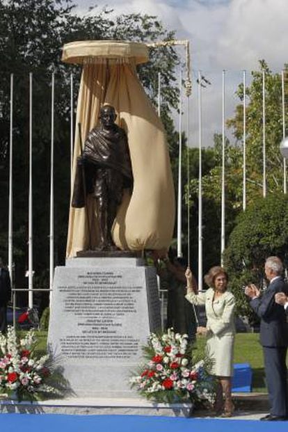 La Reina Sofía presidió el acto de inauguración de una escultura de Mahatma Gandhi esta mañana en la Plaza Joan Miró de Madrid.