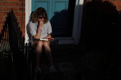 Una mujer lee un libro, el pasado día 11 durante su confinamiento en Dublín, Irlanda. 