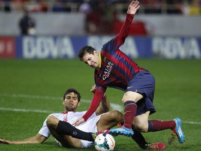 Messi lucha por el bal&oacute;n con Fazio. 
