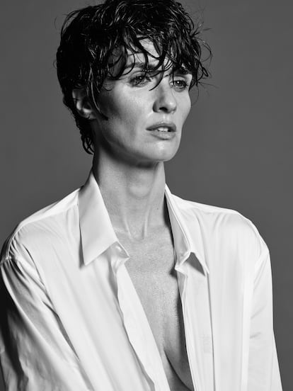 Paz Vega. La actriz (Sevilla, 46 años) forma parte de una selección de retratos elaborada por el fotógrafo de moda Nico Bustos para explicar el canon de la belleza española. “La mujer de pelo moreno y ojos grandes sigue definiéndonos y cautivando al mundo”, dice Bustos.