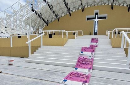 'Walk of Shame' (Paseo de la vergüenza), la obra del artista Bordalo II para denunciar el coste del altar-escenario preparado en Lisboa para el papa Francisco, con motivo de la Jornada Mundial de la Juventud. 