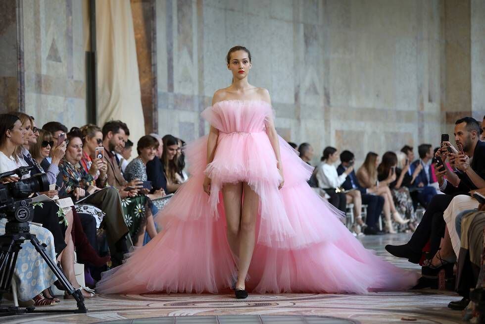 Una modelo durante el desfile de Giambattista Valli en la Semana de la Moda de París el pasado lunes.