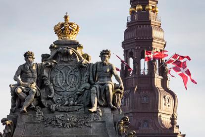 Banderas danesas ondean en el palacio de Christiansborg, sede del Parlamento, en Copenhague.