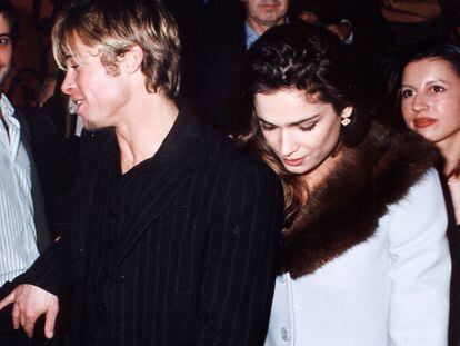 El actor Brad Pitt y Mar Saura salen de Fortuny en 1997.