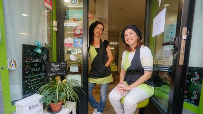 Elena (a la izquierda) y Beatriz Revilla (a la derecha), en la tienda-obrador de Mamá Kokore, en la calle de Germán Pérez Carrasco.
