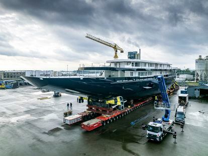 El yate mandado a construir por Jeff Bezos, fundador de Amazon, en el muelle de Zwijndrecht, cerca de Róterdam, en Países Bajos, en una imagen de octubre de 2021.