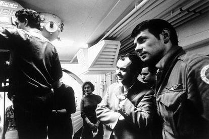 Stanley Kubrick, en el centro, conversa con el actor Gary Lockwood durante el rodaje de <i>2001.</i>