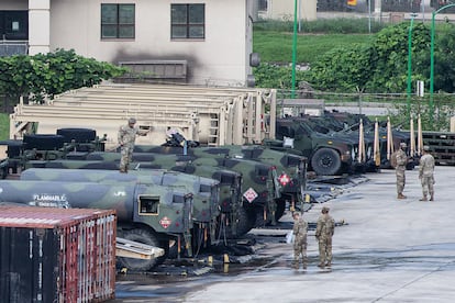Vehículos militares estadounidenses en la base de Dongducheon, en Corea del Sur, preparándose para las maniobras conjuntas que van a realizar ambos países a partir del 22 de agosto.