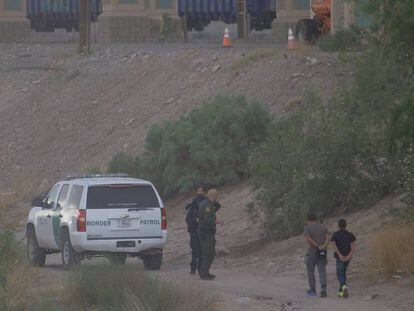 Dos migrantes logran entrar en EE UU y se entregan a la Border Patrol.