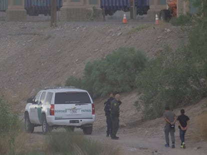 Dos migrantes logran entrar en EE UU y se entregan a la Border Patrol.