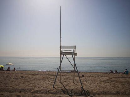Un lloc de vigilant buit a la platja de Barcelona.