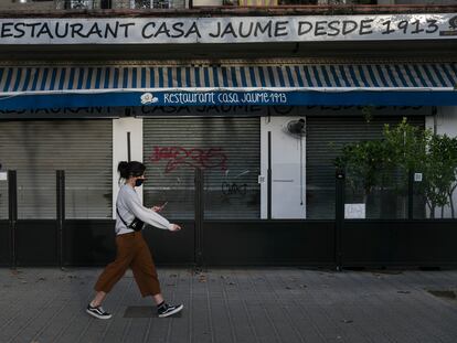 Una imagen de un restaurante de Barcelona, cerrado por las restricciones durante la pandemia. / MASSIMILIANO MINOCRI