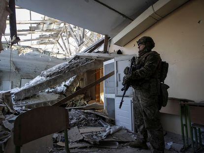Un soldado ucranio, el sábado en un edificio destruido por un ataque ruso en la provincia de Donetsk.