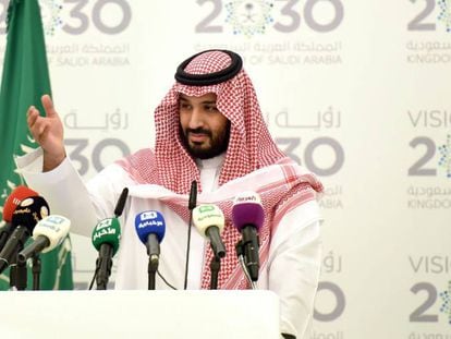 Mohamed Bin Salm&aacute;n, hijo del rey y segundo en l&iacute;nea de sucesi&oacute;n, este lunes en una rueda de prensa en Riad.