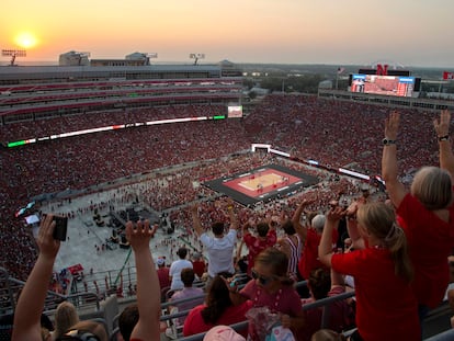 Aficionados hacen la ola durante el partido de voleibol entre los equipos de Omaha y Nebraska en el Memorial Stadium de Lincoln (Nebraska, EE UU), este miércoles.