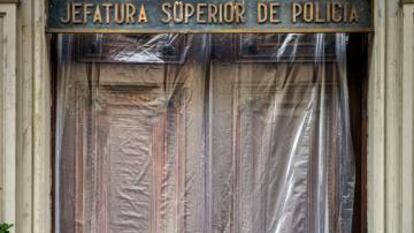 Policies preparats a la comissaria de Via Laietana quan passava una manifestació d'estudiants l'octubre de 2019.