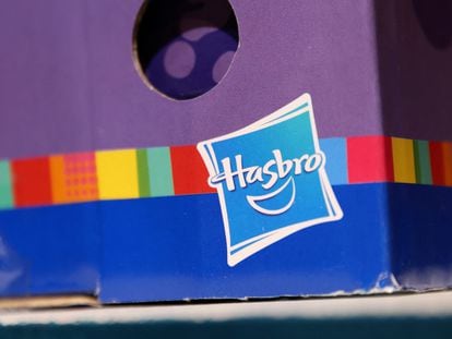 El logo de Hasbro, en un juguete, en una foto de archivo.